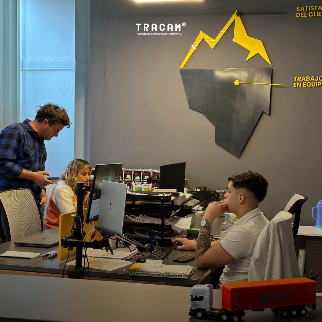 Equipo de TRACAM trabajando en la gestión de despacho aduanero en oficinas de Mendoza